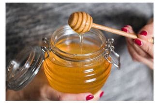 Cách dưỡng môi từ mật ong được nhiều người lựa chọn