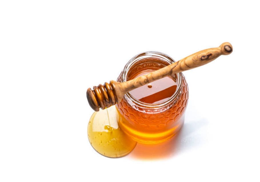 Trị thâm môi bằng mật ong nguyên chất