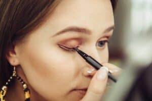 kẻ eyeliner cho mắt 2 mí kiểu mắt mèo