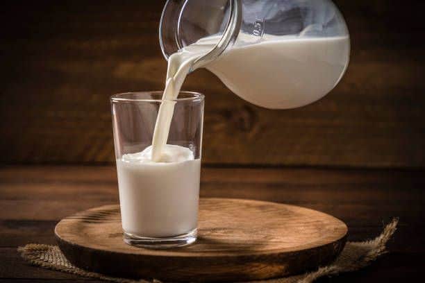 Sữa tươi kết hợp với muối có tác dụng giúp đôi môi trở nên mềm mại hơn
