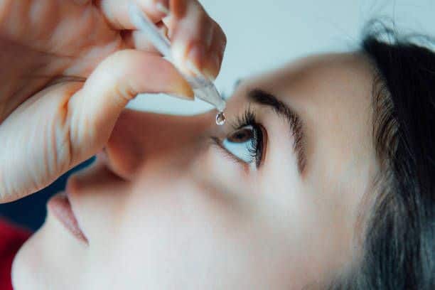 Nhỏ mắt là phương pháp đơn giản giúp hỗ trợ điều trị sụp mí mắt