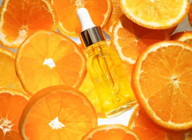 Sử dụng serum vitamin C là phương pháp trị thâm môi đang được ưa chuộng