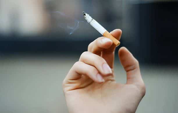 Hút thuốc lá là nguyên nhân điển hình gây nên tình trạng thâm môi