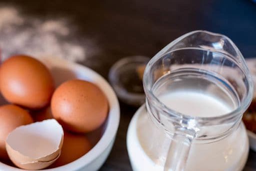 Sữa tươi và trứng gà giúp làm mờ các vết nám